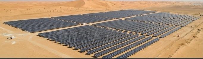Parque solar en el desierto