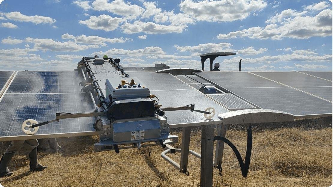 Robot SCM S2 limpiando paneles en una planta solar en terreno