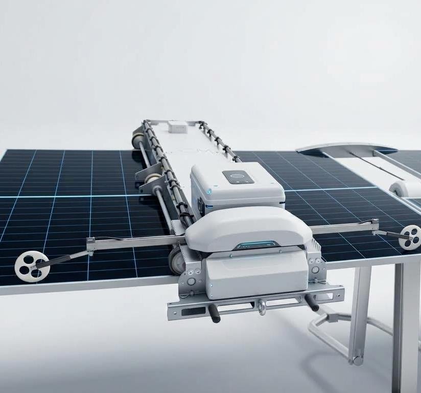 Robot de limpieza SCM S2 sobre una fila de paneles solares
